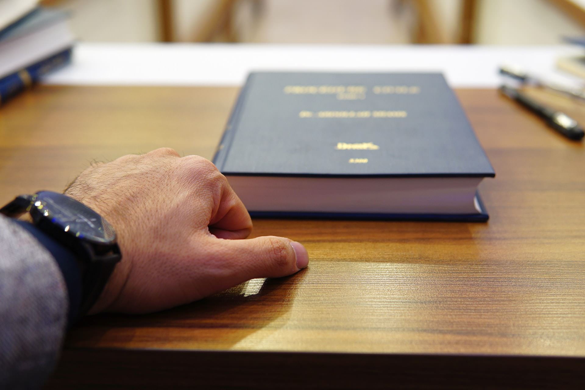 كيف تختار مكتب محاماة موثوق لقضيتك؟